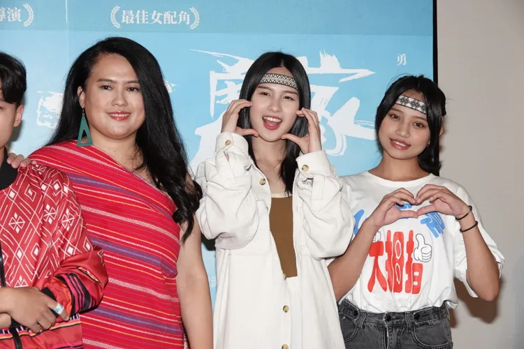 23歲的林亭莉（右二）今年是首投族。陳德興攝