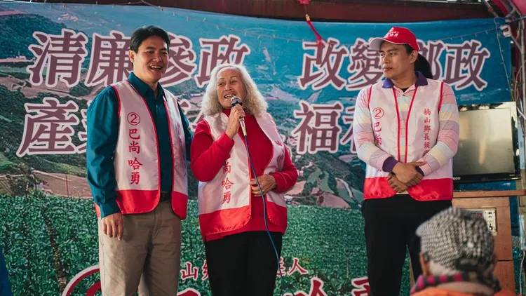 《哈勇家》林詹珍妹（中）戲裡戲外都為家人輔選。華映提供