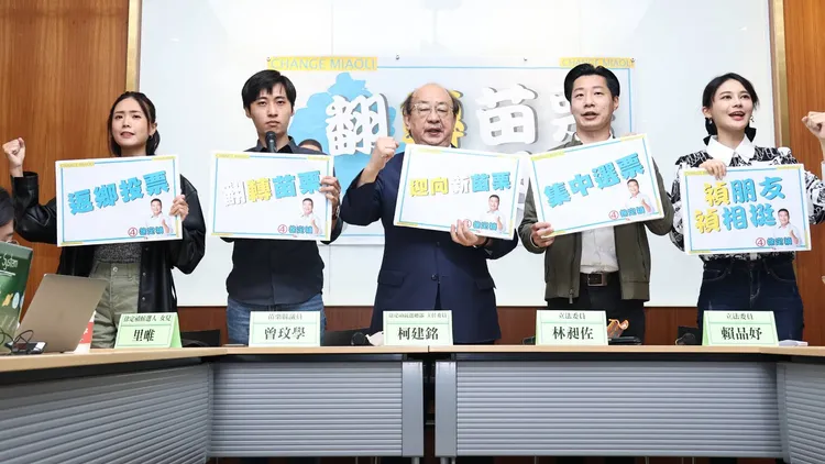 民進黨立法院黨團總召柯建銘偕同青年民代、民進黨苗栗縣長候選人徐定禎的辣模女兒里唯，在立法院召開「翻轉苗栗 禎心相挺」記者會。葉志明攝
