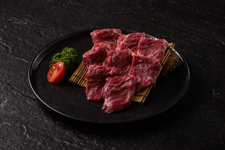 憑券到「最肉」消費滿低消，即可以99元加購價值380元的「澳洲和牛厚裙肉」1份。業者提供