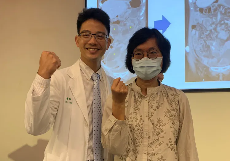 54歲林女士因末期大腸癌兩度命危，但配合醫師治療，今天健康出席記者會分享自己不放棄的抗癌過程。曾雪蒨攝