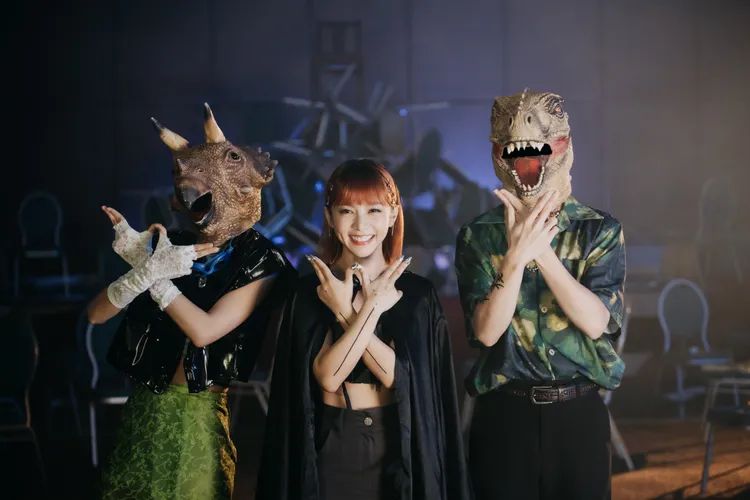 「恐龍的皮」在溫妮MV中客串初體驗。WINNI工作室提供