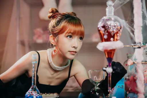 「木曜女神」溫妮中空炫腹 尖叫同框恐龍的皮