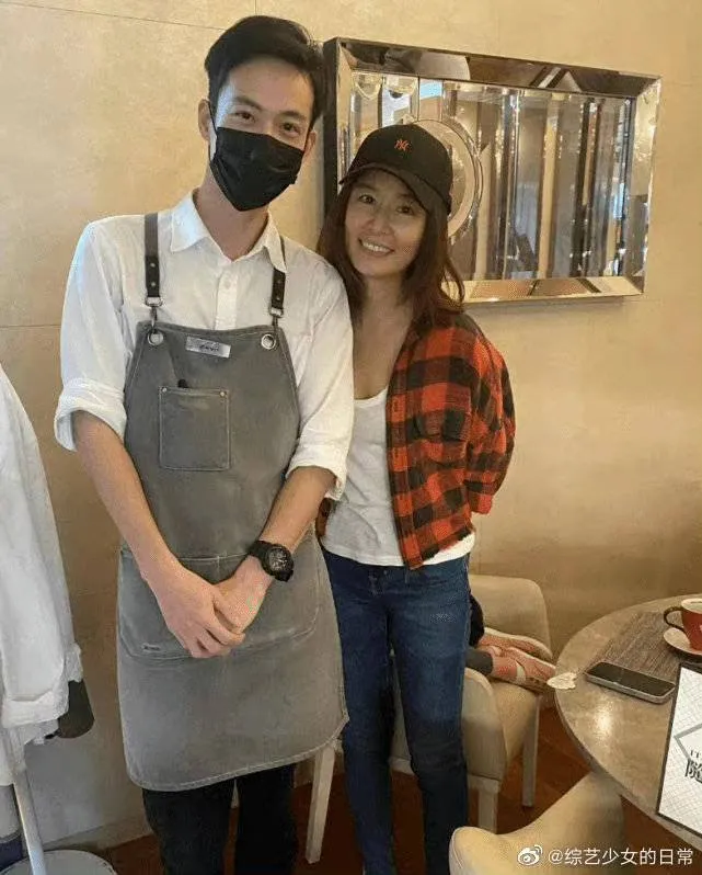 網友讚林心如（右）素顏依然美，還注意到後頭椅子上有雙穿粉鞋的小腳。翻攝綜藝少女的日常微博