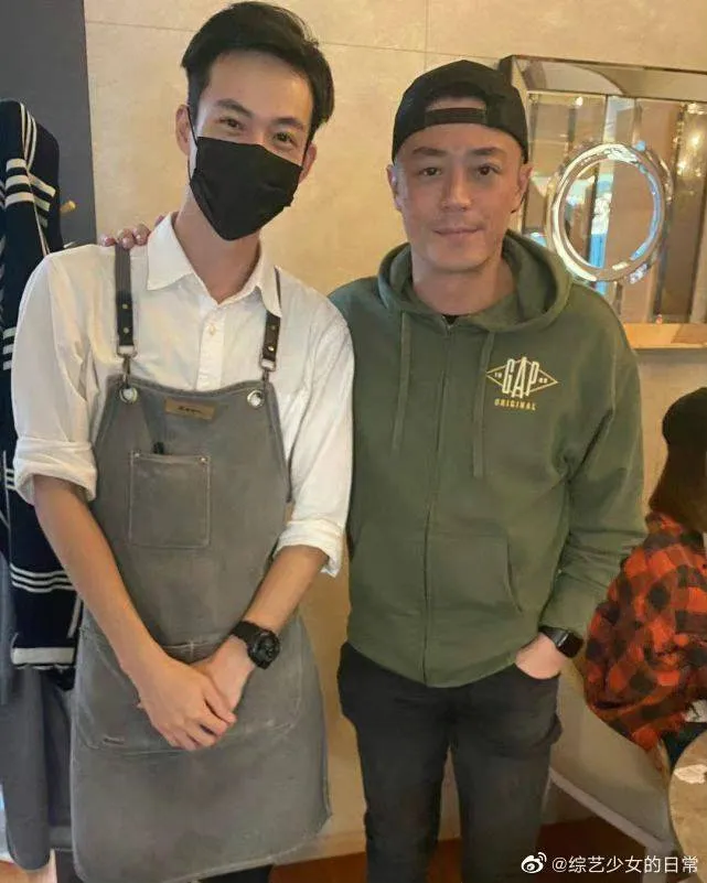 網友指和霍建華（右）合照的路人挺帥。翻攝綜藝少女的日常微博