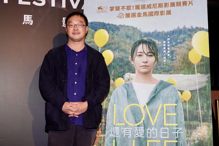 深田晃司今天在台和《還有愛的日子》中文看板合照。陳德興攝