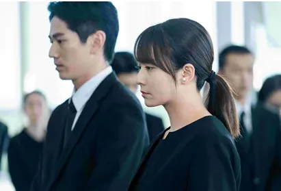 木村文乃（右）在《還有愛的日子》再嫁永山絢斗。海鵬影業提供