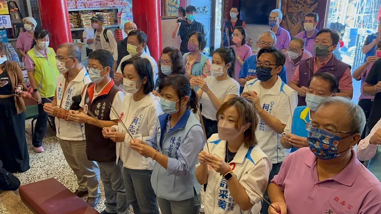 柯志恩今一早到鼓壽宮參拜。柯志恩競辦提供