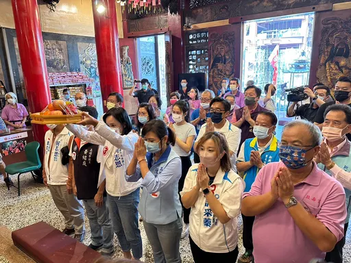 看陳其邁唱紅豆又玩人體衝浪 柯志恩:很新鮮嗎?舊戲重演