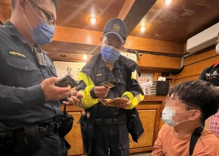 警方到場核對郭男身分。翻攝臉書爆料公社