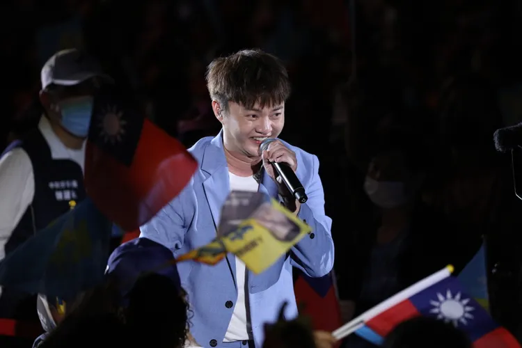 國民黨六都造勢許富凱唱歌暖場。陳明中攝