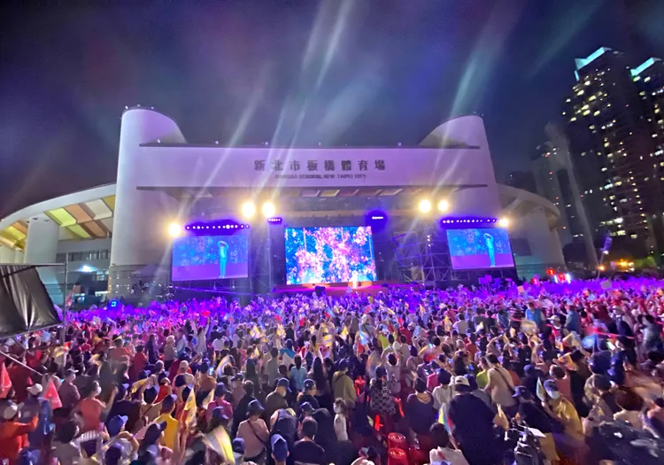 國民黨造勢晚會現場，主持人喊出已破3萬人。陳明中攝。