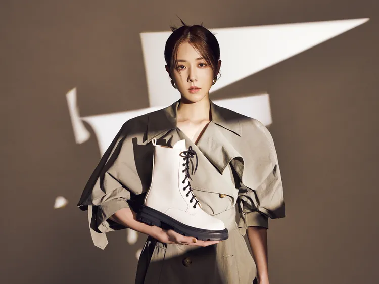 「輪胎底綁帶馬汀短靴」厚實的輪胎大底率性又不失存在感，適合率性歐膩。業者提供