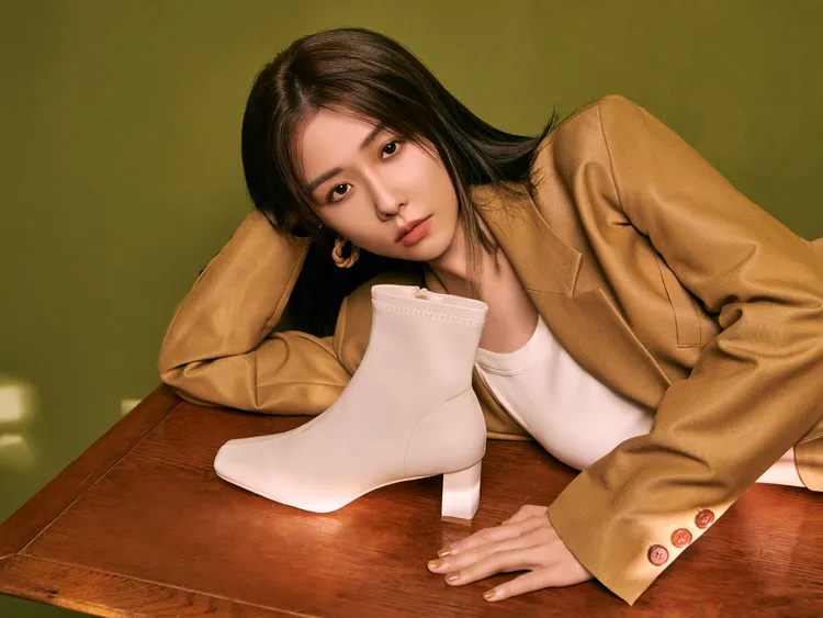 2022時髦必備「素面方頭中跟瘦瘦靴」，黃金比例筒圍超顯瘦。業者提供