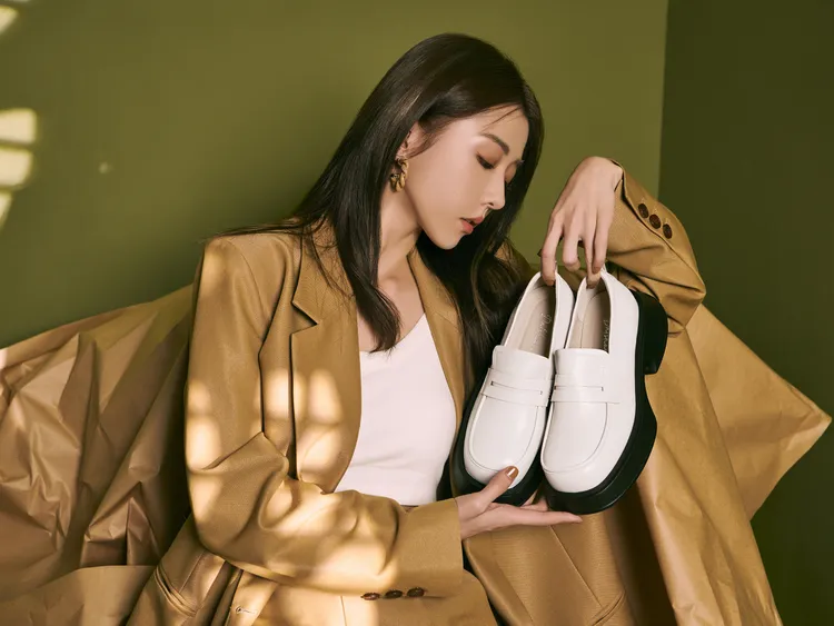 D+AF「經典款輕量厚底樂福鞋」，獨特超厚底一秒化身霸氣小姐姐。業者提供