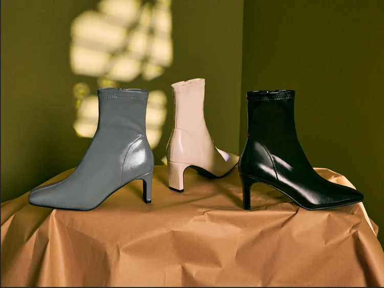 邵雨薇指定鞋款「質感亮面扁跟瘦瘦靴」，擁有時髦度100%的方頭設計及高質感光澤皮面，聚焦性十足。業者提供