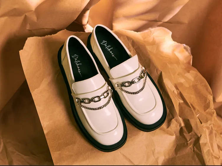 「金屬鍊條鬆糕底樂福鞋」兼具時尚感與個性鍊條設計，雙11特價千元有找。業者提供