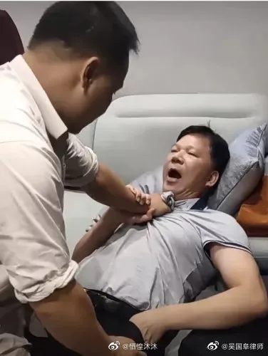 李銘遭人揪出毆打。翻攝自微博