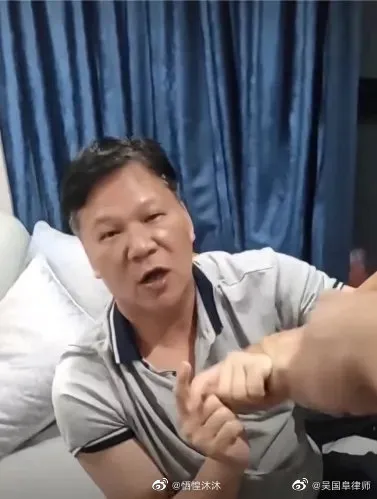 李銘遭人揪出毆打。翻攝自微博