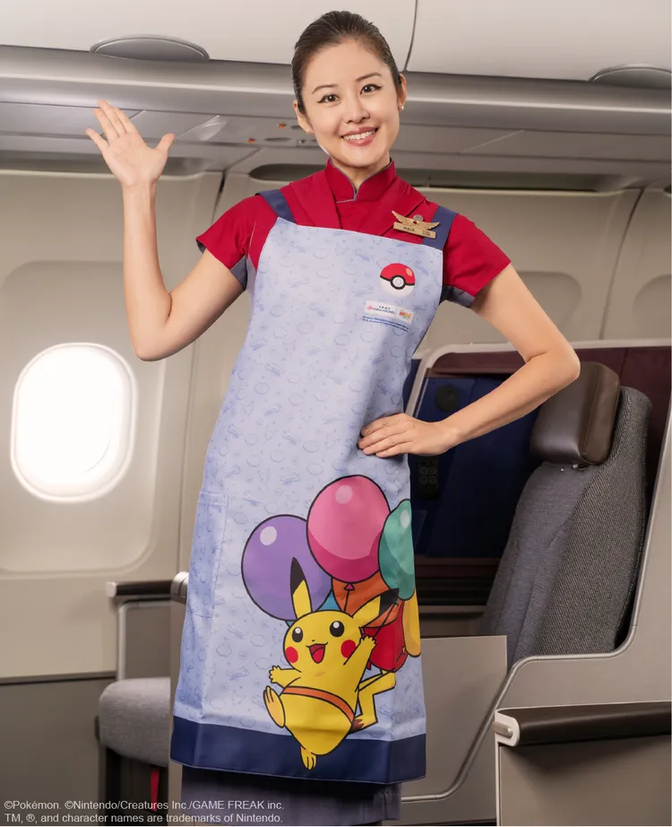 免稅商品「皮卡丘彩繪機 CI 空服圍裙」12/28 開放搭機前上網預訂，售價新台幣1,280元。華航提供