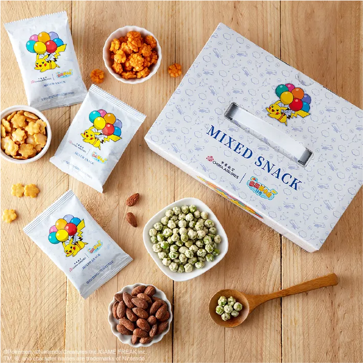 機上經典點心「皮卡丘彩繪機 CI 果豆禮盒」即日起可在搭機前至免稅品網站訂購，售價新台幣600元。華航提供