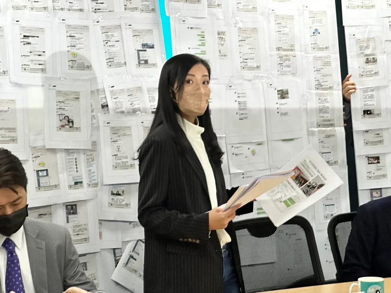 民眾黨新竹市長候選人高虹安7日開記者會,秀出一整面牆的李男工作對話紀錄。潘袁詩羽攝