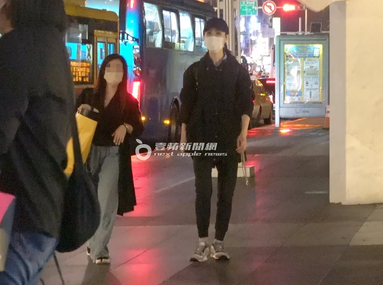 「雙金」影后謝盈萱（右）換了一身黑色打扮私服，低調走路去搭捷運，沿路都未被路人認出。特勤中心攝