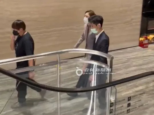 「劇場女神」謝盈萱（中）與演員陳竹昇（右）在首映會結束後，率先搭手扶梯離開會場。特勤中心攝