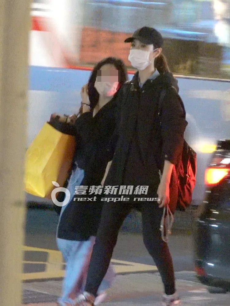 「劇場女神」謝盈萱（右）換上私服，在助理陪同下，一路走路往捷運市政府站方向。特勤中心攝