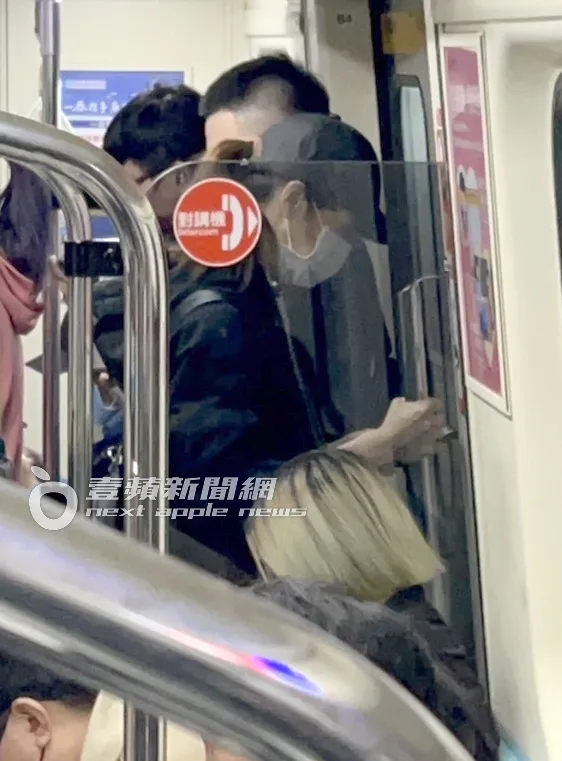 「劇場女神」謝盈萱走進捷運車廂後，朝著車門面壁滑手機。特勤中心攝