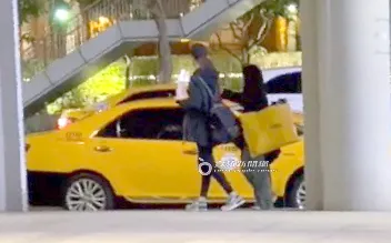 影后謝盈萱（左）換上黑色系私服後，與助理一起離開遠東百貨信義A13。特勤中心攝