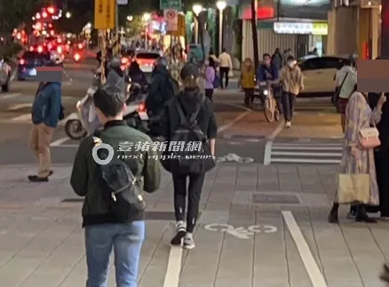 「劇場女神」謝盈萱（中），步出捷運東門站後，繼續走回香閨。特勤中心攝