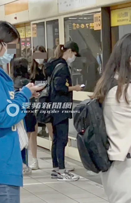 影后謝盈萱頭綁馬尾，戴著棒球帽，站在捷運市政府站月台排隊等車。特勤中心攝