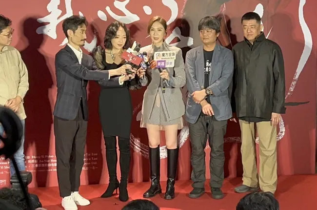 雙料影后謝盈萱（中），出席電影《我心我行》首映，面對記者提問表情相當生動。特勤中心攝