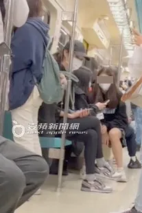 影后謝盈萱（中）到忠孝新生站換乘中和線捷運，翹著腳坐在座位上放空休息。特勤中心攝