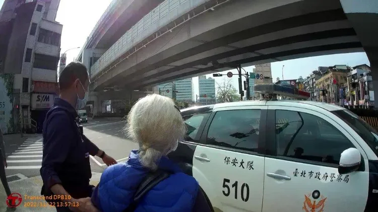 警方護送迷老婦返家。翻攝畫面