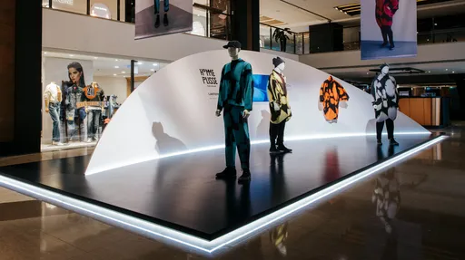 HOMME PLISSÉ ISSEY MIYAKE精品店外「搭帳篷」　螢光朦朧暖心點亮寒冬