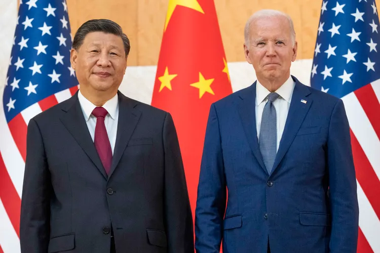 美國總統拜登（右）與中國國家主席習近平（左）14日在印尼峇厘島舉行「拜習會」。美聯社
