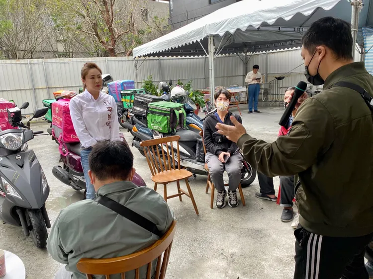 李婉鈺與外送員座談，提出六大政見幫忙爭福利。競辦提供