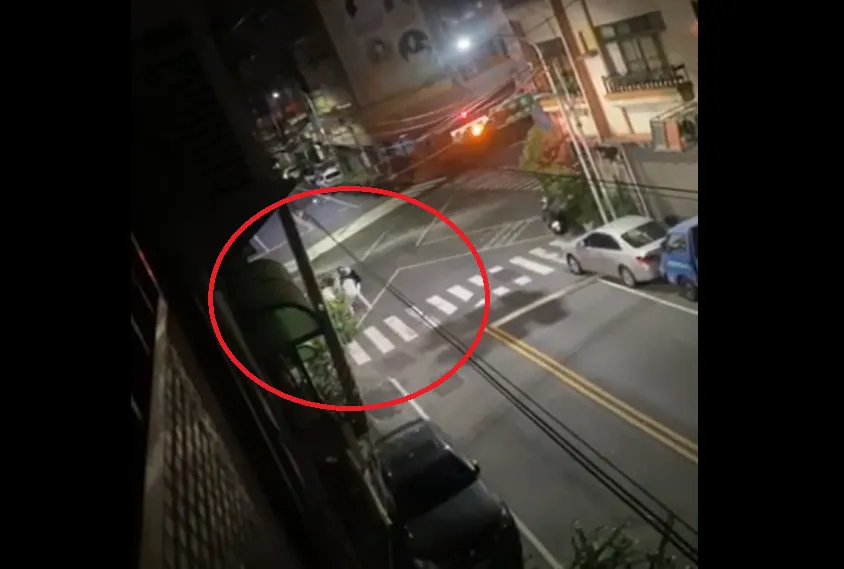 董姓少年遭前女友撂人當街痛打，過程全被民眾拍下。讀者提供