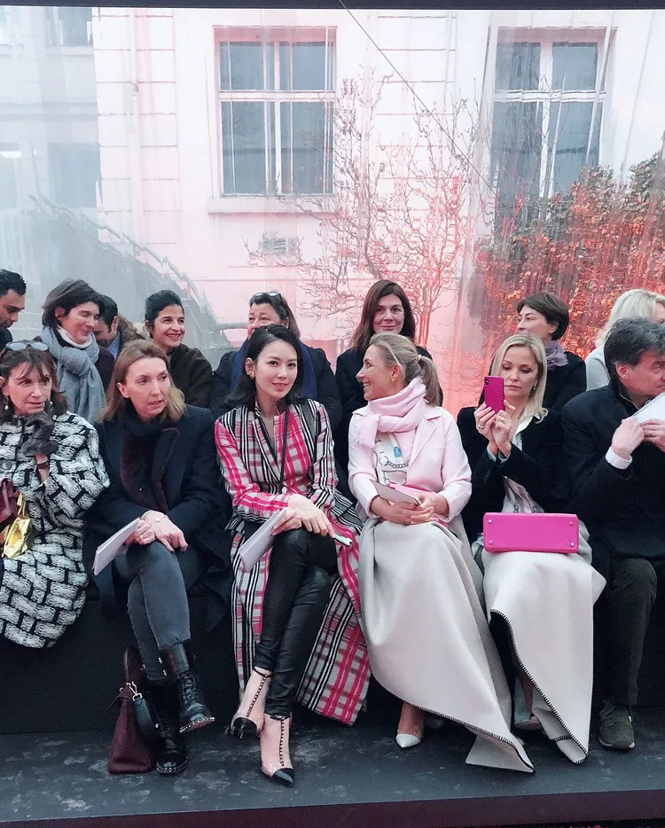 Melody（前排中）在2017與2018年相繼以客座編輯之姿前往時裝周，在當時對藝人與網紅的身分產生糾結。翻攝melodykliu IG