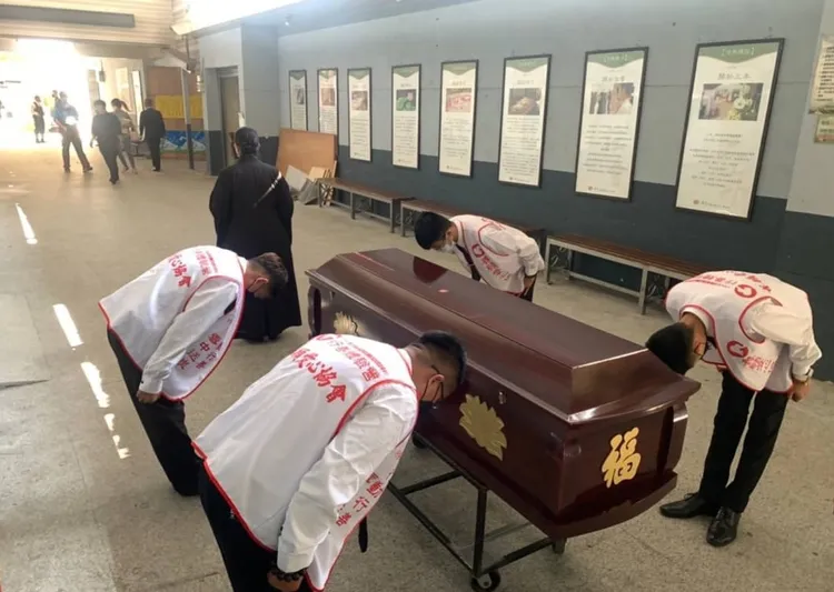 善願愛心協會替黃婦進行公益殯葬儀式。善願愛心提供