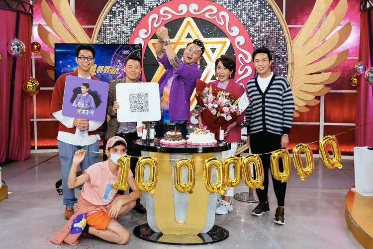 《命運好好玩》製作團隊幫陳亞蘭（右二）驚喜慶生。陳亞蘭團隊提供