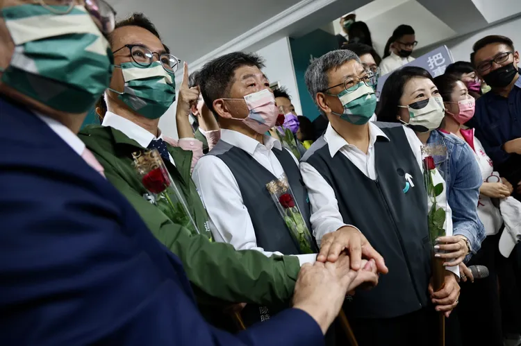 民進黨立法院黨團成員替陳時中加油打氣。林林攝