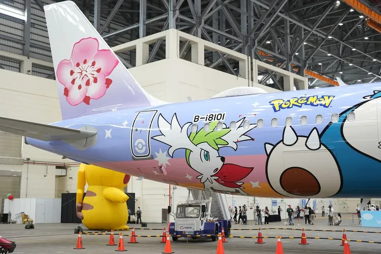 不同以往採用的彩繪貼紙，這是華航第一次使用噴漆進行圖案上色的彩繪機。田欣雲攝