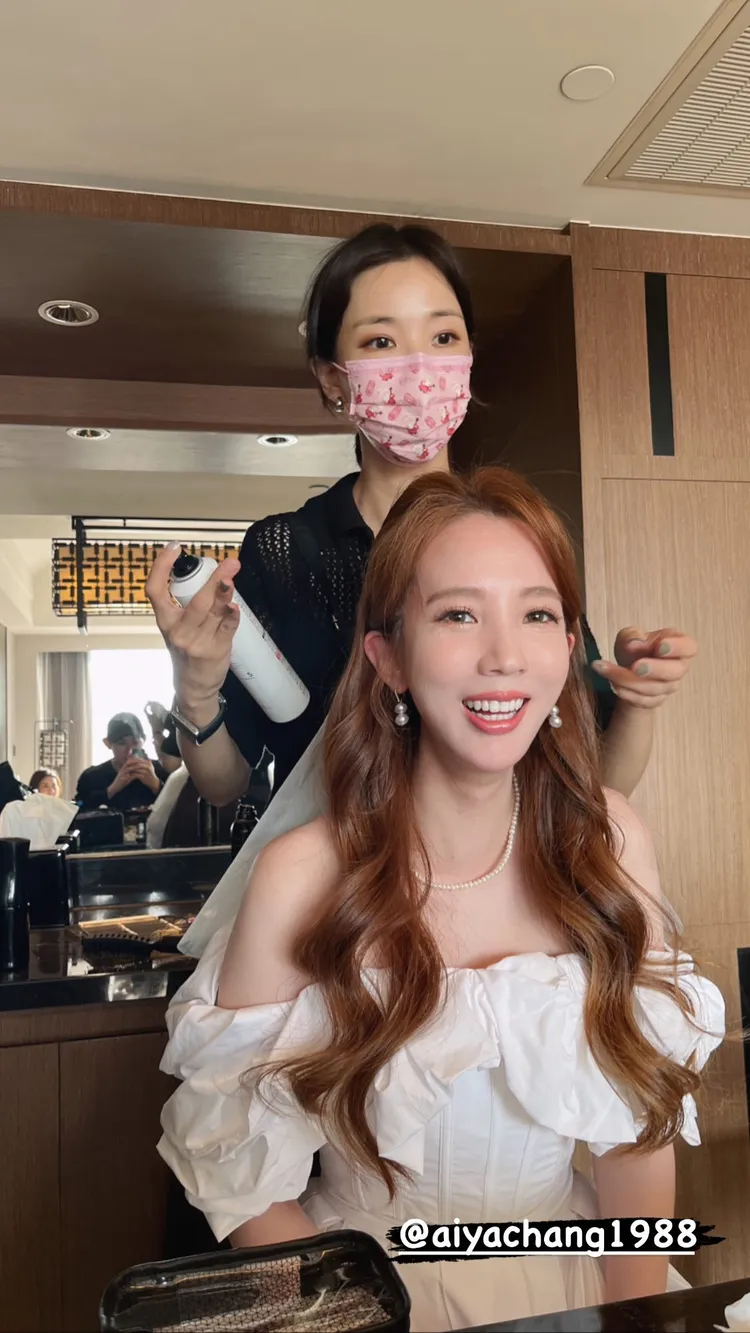 愛雅（前）穿著白紗露香肩化妝。翻攝夏和熙臉書