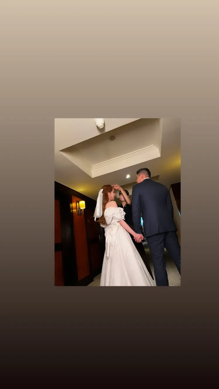 愛雅（左）十指緊扣新郎。翻攝夏和熙臉書