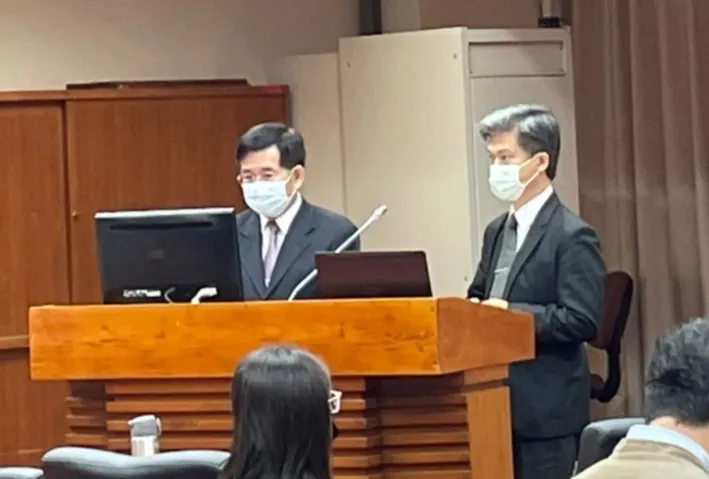 教育部長潘文忠(左)、國教署長彭富源(右)出席立院教文會。陳明萱攝