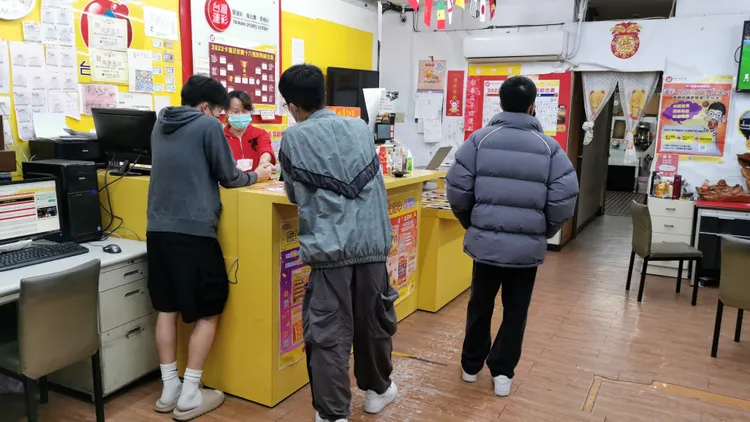 投注站半夜仍有民眾下球。陸運鋒攝