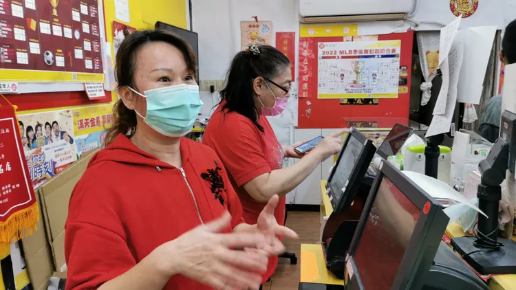 投注站老闆強說，世足女生也愛下球，買氣增加3成。陸運鋒攝